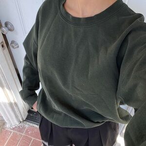 Gildan green crewneck sweater